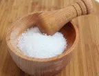 8 semne că mănânci prea multă sare